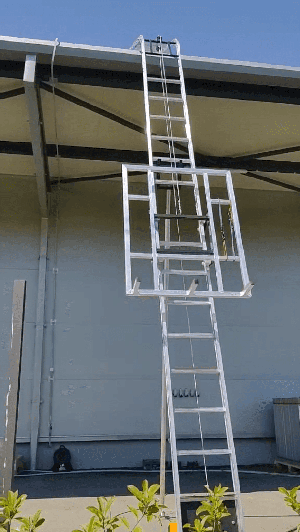 Dizalica za solarne panele MARNI SOLARMATIC 10 postavljena uz halu
